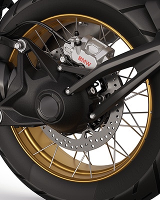 Las ruedas de radios cruzados en color dorado de la BMW R 1300 GS Option 719 Tramuntana