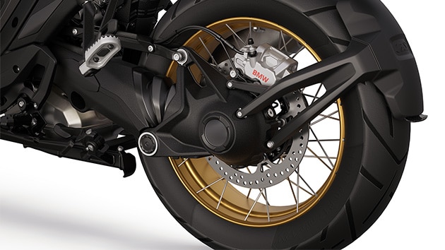Las ruedas de radios cruzados en color dorado de la BMW R 1300 GS Option 719 Tramuntana