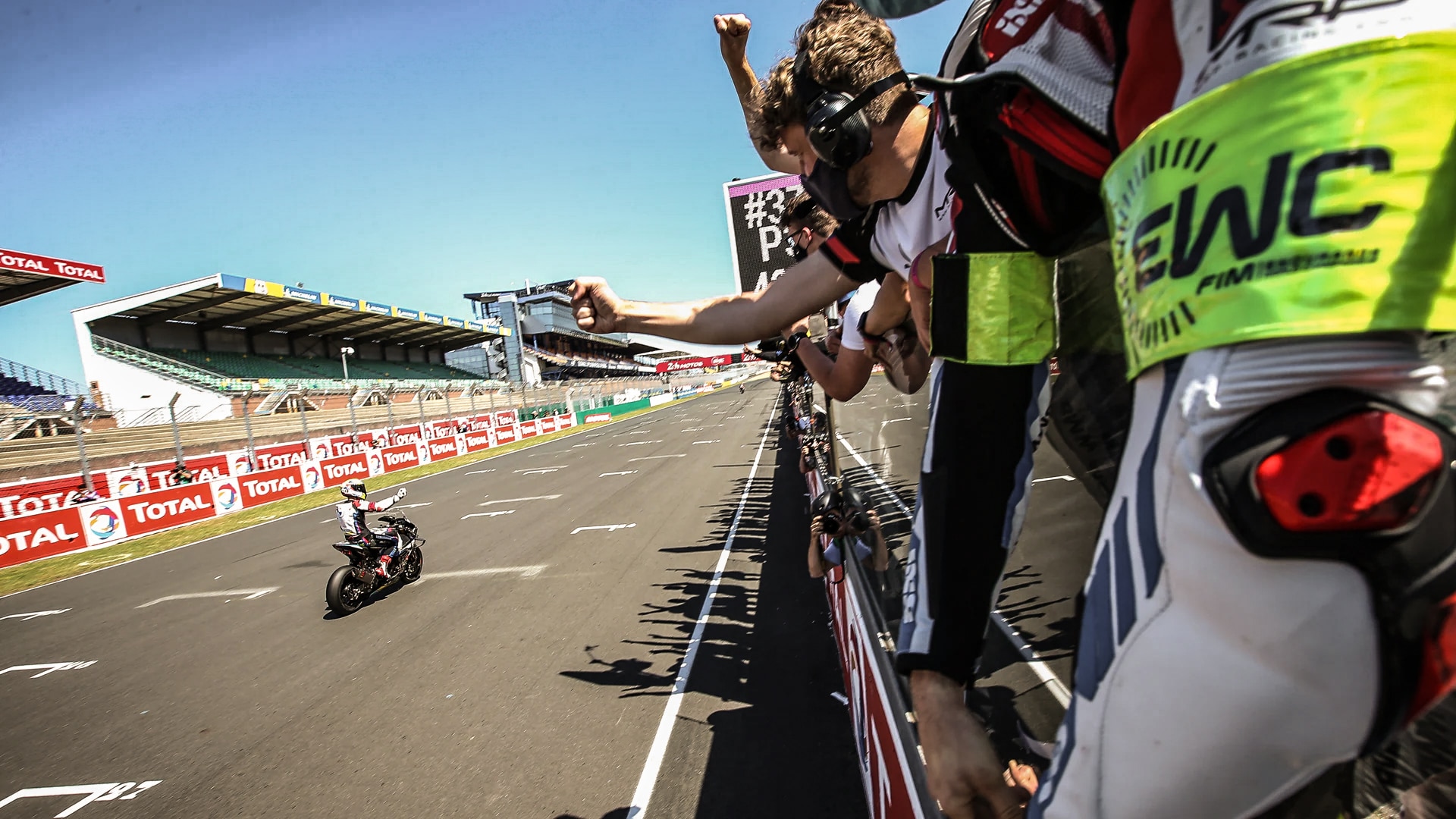 Varias máquinas de carreras circulando por el circuito