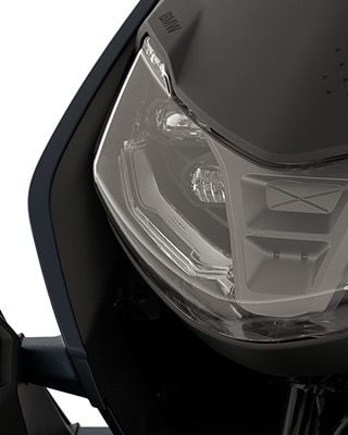 Parte frontal del BMW CE 04 con el foco puesto en el faro LED.