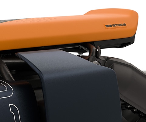 Asiento flotante en negro y naranja.
