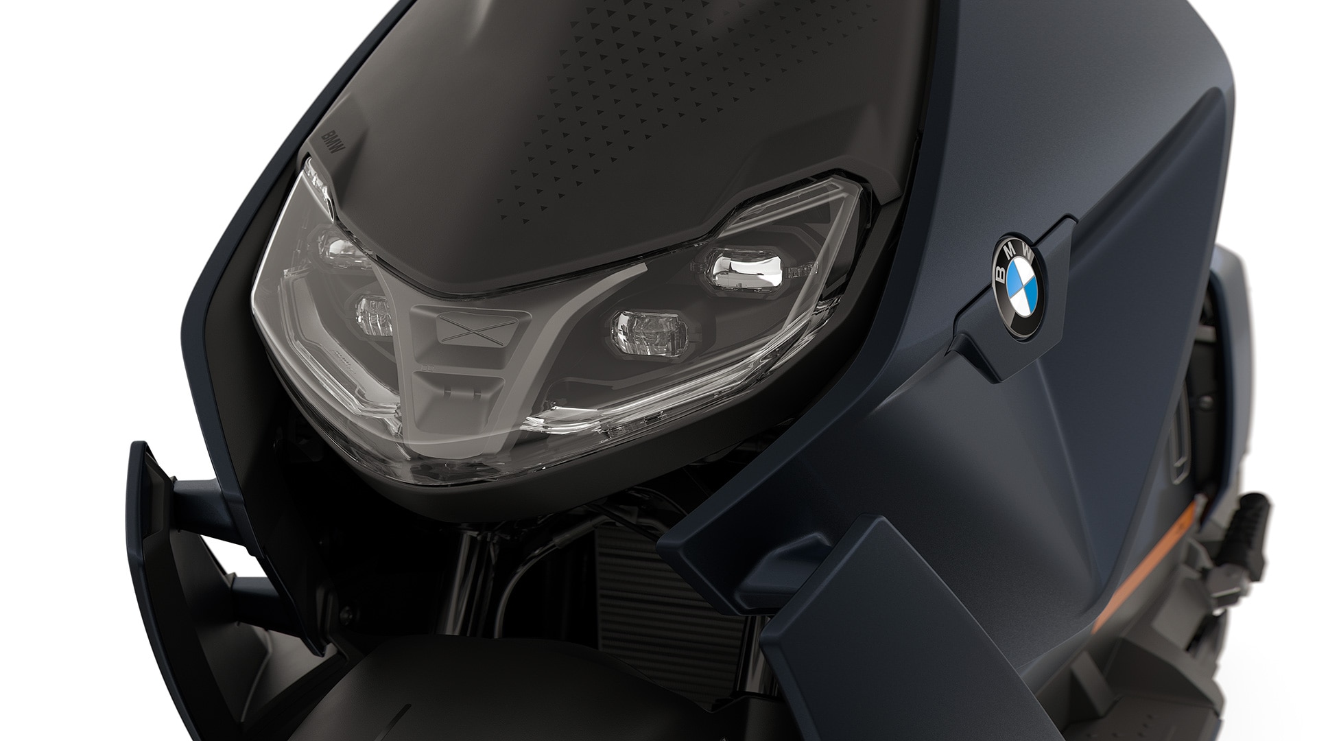 Parte frontal del BMW CE 04 con el foco puesto en el faro LED.