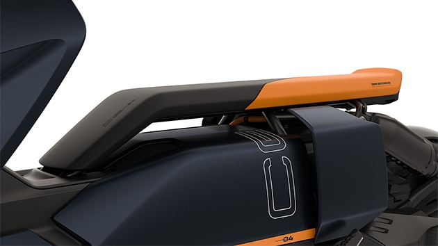 Asiento flotante en negro y naranja.